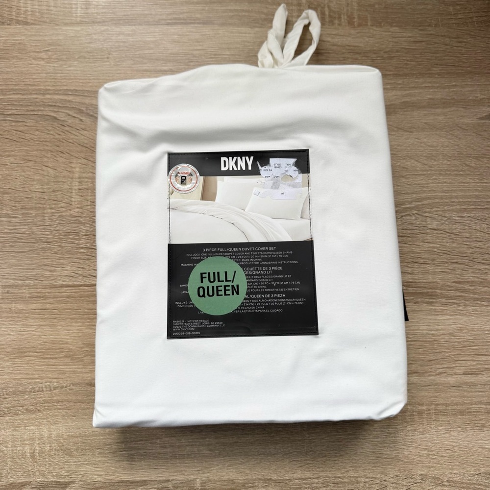 New DKNY Full/Queen Duvet Cover and Two Sham Set Soft Comfort White